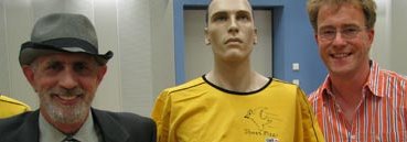 James Rizzi, eine Schaufensterpuppe mit dem handsignierten SWR1-T-Shirt und Hanns Lohmann